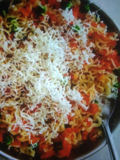 વેજીટેબલ ચીઝ મેગી (Vegetable Cheese Maggi Recipe In Gujarati) રેસીપી મુખ્ય ફોટો