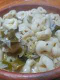 Salsa de puerro, vino, leche, ajo y cebolla (capeletinis)