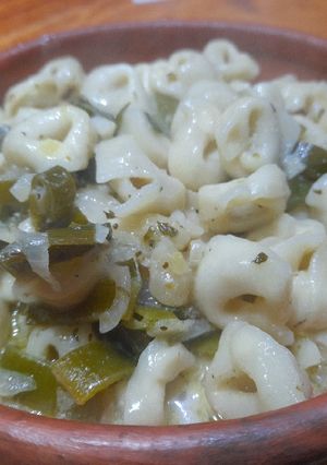 Una foto de Salsa de puerro, vino, leche, ajo y cebolla (capeletinis)