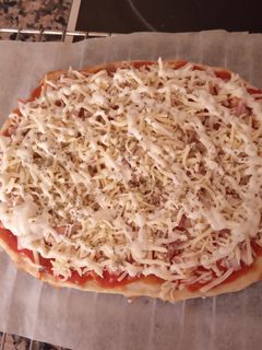 Una foto de Pizza casera de atún y bacon