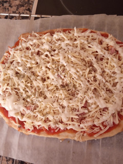 Una foto de Pizza casera de atún y bacon