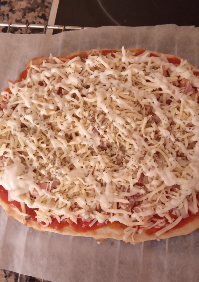 Una foto de Pizza casera de atún y bacon