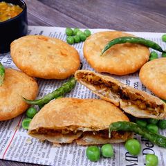 A picture of Khasta Matar Kachoris.