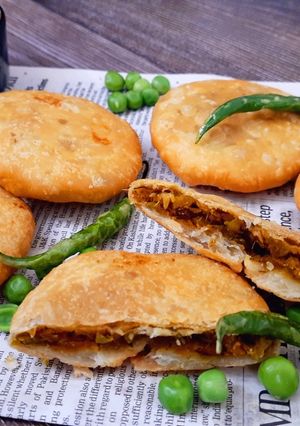 A picture of Khasta Matar Kachoris.