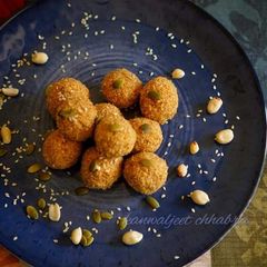 A picture of Instant sesame peanut balls.