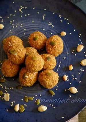 A picture of Instant sesame peanut balls.