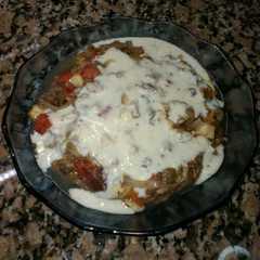 A picture of Ensalada de caballa, 4 quesos y peras marinadas.