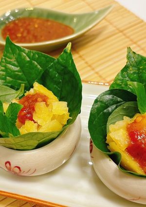 Hình của món Khoai mì cuốn lá lốt chấm xốt me.