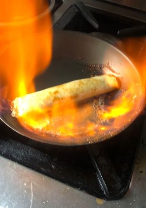 Una foto de Panqueques flambeado con mucho dulce de leche 😋