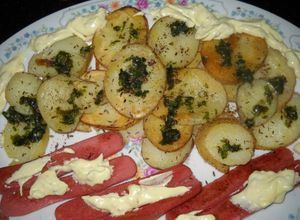 Una foto de Papas Vikingas con eneldo y salchichas con salsa de mostaza