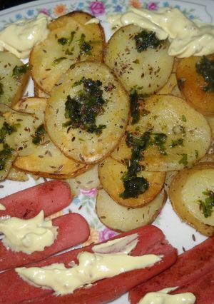 Una foto de Papas Vikingas con eneldo y salchichas con salsa de mostaza