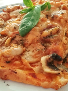 Una foto de Pizza Bratwurst con champiñones