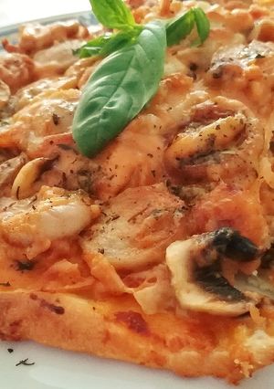 Foto principal de Pizza Bratwurst con champiñones