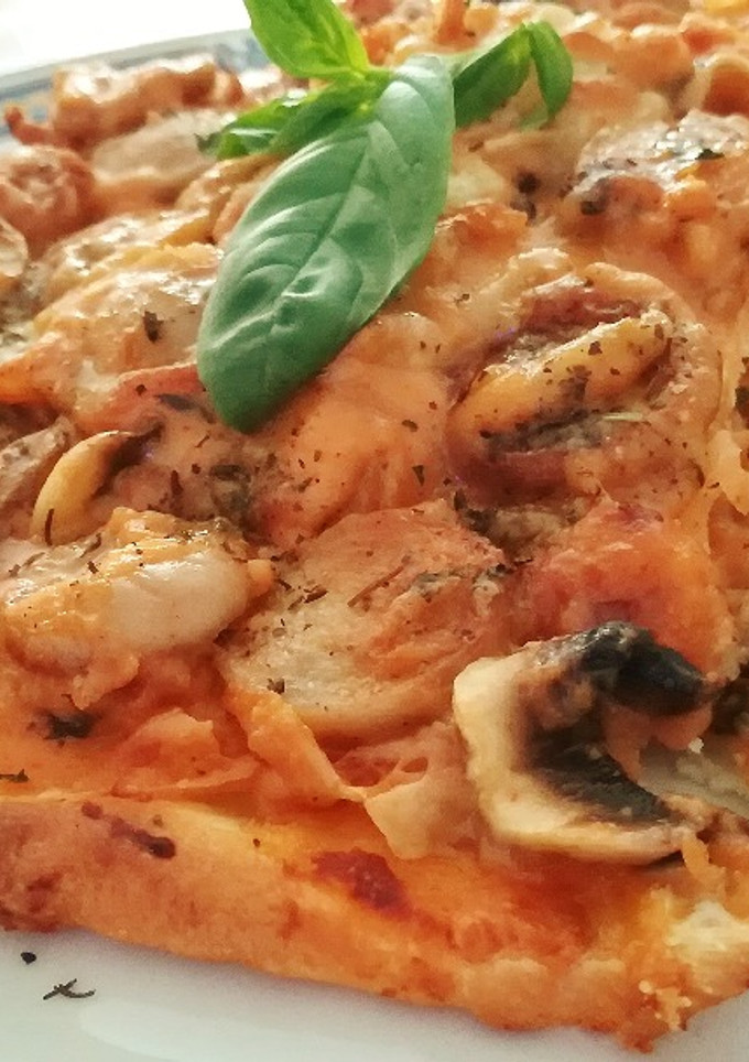 Una foto de Pizza Bratwurst con champiñones