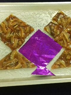 ટોપરા ની ચીકી (Topra Chiki Recipe in Gujarati) રેસીપી મુખ્ય ફોટો