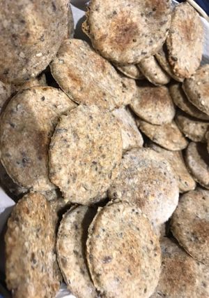 Una foto de Galletas integrales con mix de semillas y orégano 🌿♥️