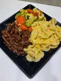 Fideos, verduras y carne
