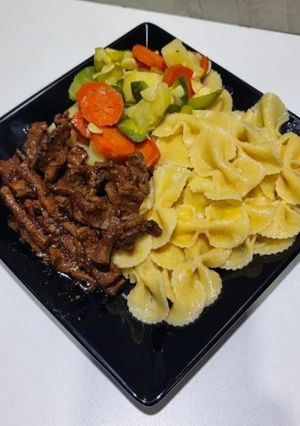 Una foto de Fideos, verduras y carne
