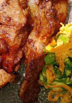Una foto de Picaña al romero y tomillo con ensalada naranverde