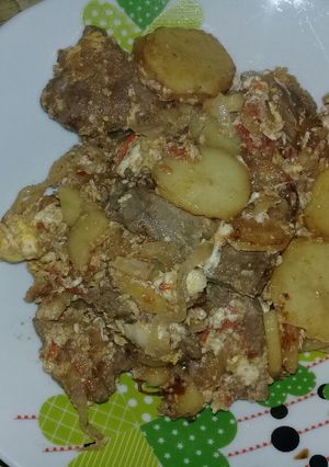 Una foto de Bife de hígado con verduras