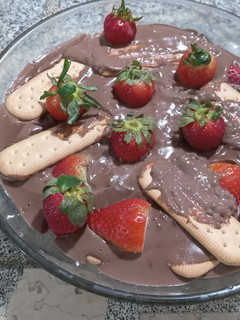 Una foto de Crema de Chocolate con galetitas y FRUTILLAS🍓🍓