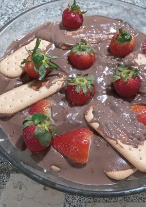 Una foto de Crema de Chocolate con galetitas y FRUTILLAS🍓🍓