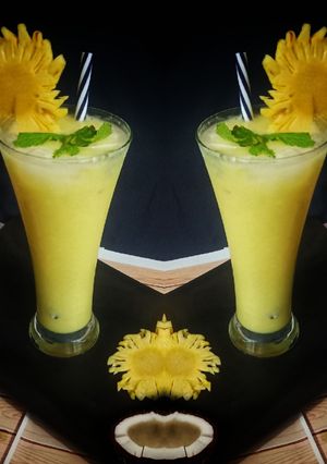 ટેન્ડર કોકોનટ પાઈનેપલ સ્મુધી (Tender Coconut Pineapple Smoothie Recipe In Gujarati) રેસીપી મુખ્ય ફોટો