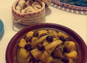 صورة لوصفة طاجين الدجاج المغربي بالبطاطس و الزيتون الأحمر