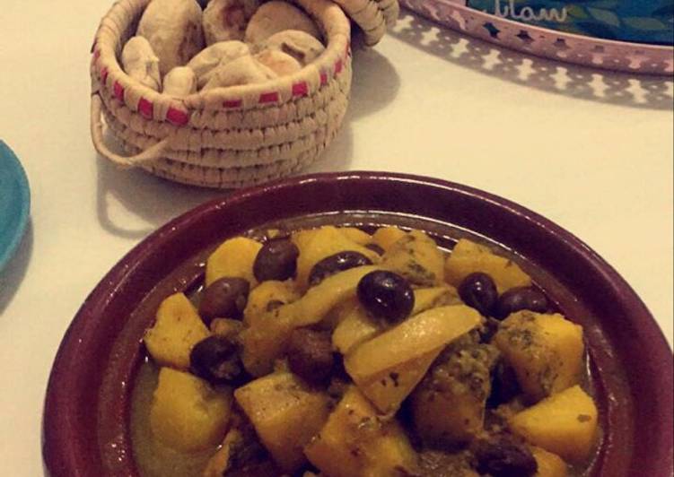 طاجين الدجاج المغربي بالبطاطس و الزيتون الأحمر