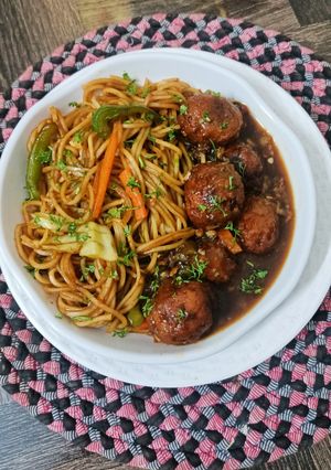 शेजवान नूडल्स विथ मंचूरियन (Schezwan noodles with manchurian recipe in Hindi) रेसिपी मुख्य फोटो