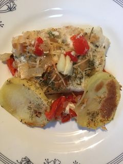 Una foto de Bacalao al horno con verduras