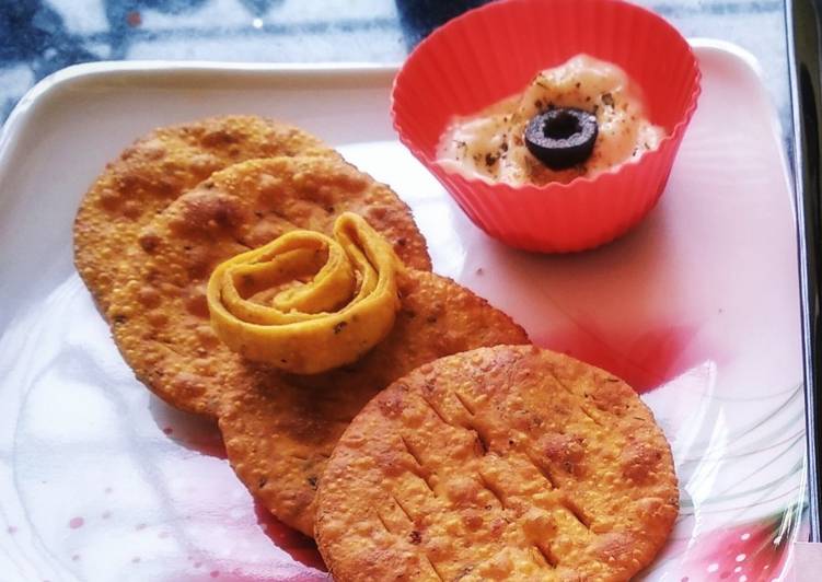 Pizza puri with cheesy dip