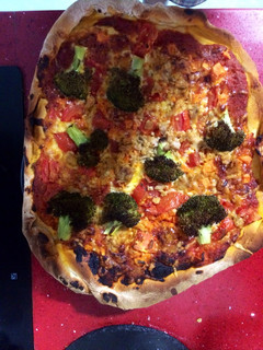 Una foto de Pizza de verduras y atún