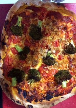 Una foto de Pizza de verduras y atún
