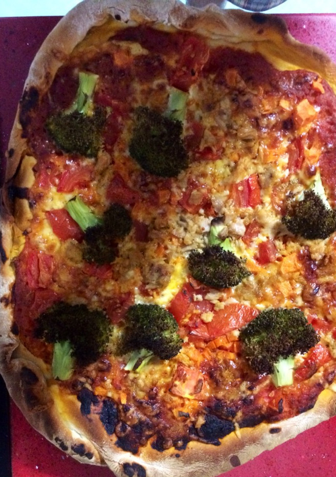 Una foto de Pizza de verduras y atún