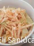Ensalada de col tradicional para acompañar ortiguillas de mar