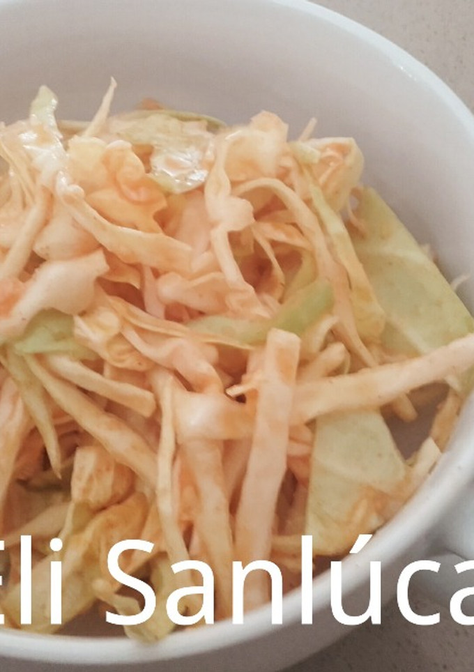 Una foto de Ensalada de col tradicional para acompañar ortiguillas de mar