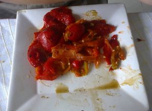 Una foto de Salsa de chiles jalapeños rojos y jitomates rojos