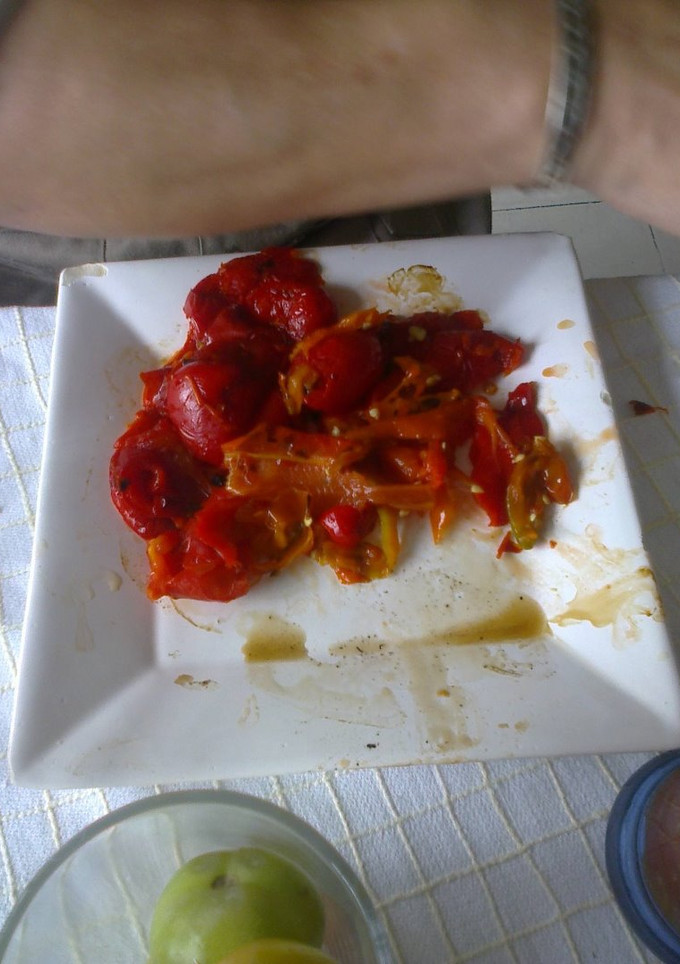Una foto de Salsa de chiles jalapeños rojos y jitomates rojos