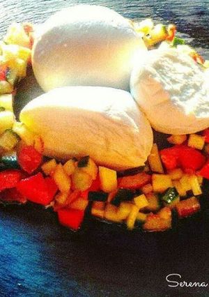 Foto di Mozzarella di bufala campana con verdurine di stagione croccanti
