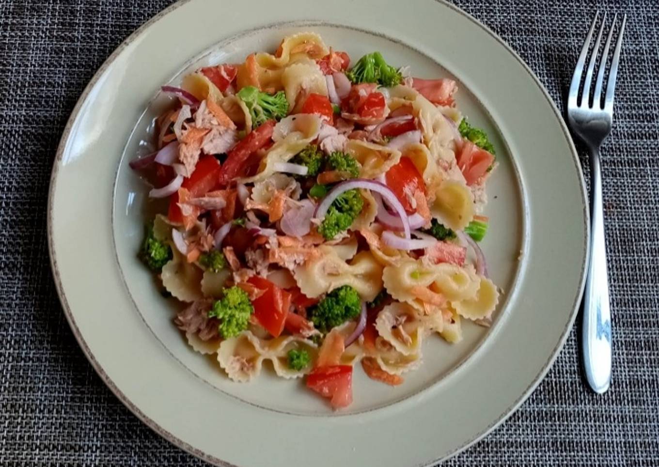 Ensalada completa multicolor (con atún y brócoli) saludable