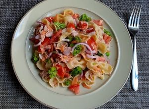 Una foto de Ensalada completa multicolor (con atún y brócoli) saludable