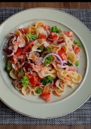 Una foto de Ensalada completa multicolor (con atún y brócoli) saludable
