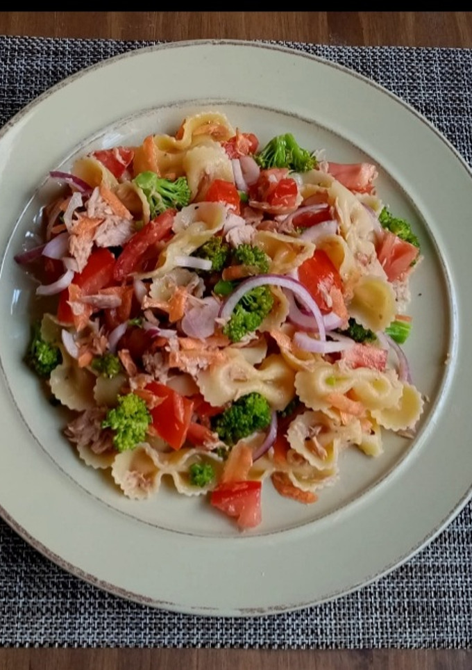 Una foto de Ensalada completa multicolor (con atún y brócoli) saludable