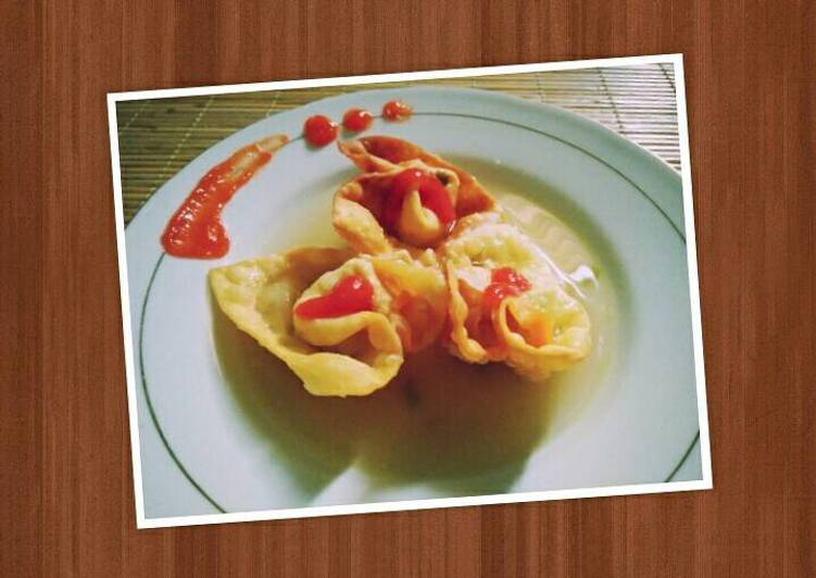 Pangsit goreng isi ayam udang