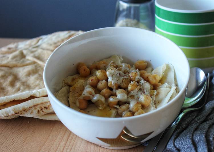 Syrisches Frühstück mit arabischem Brot und Kichererbsen