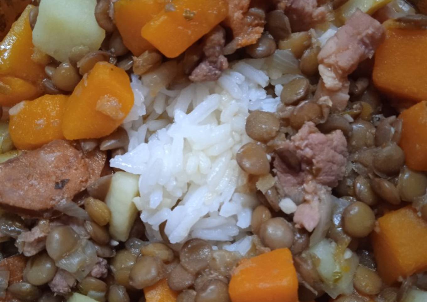 Guiso de lentejas, con carne de cerdo, panceta, chorizo y verdura