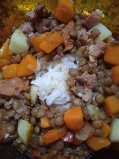 Una foto de Guiso de lentejas, con carne de cerdo, panceta, chorizo y verdura