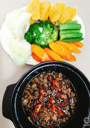 Hình của món Rau củ luộc chấm kho quẹt.