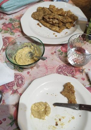 Una foto de Fingers de pollo o pavo con kikos y salsa curry
